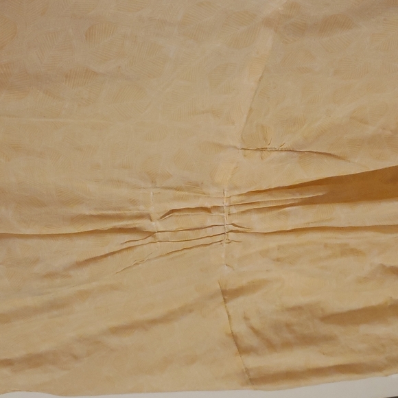 8 Banana Republic Silk-Blend Blouse. - Picture 3 of 4